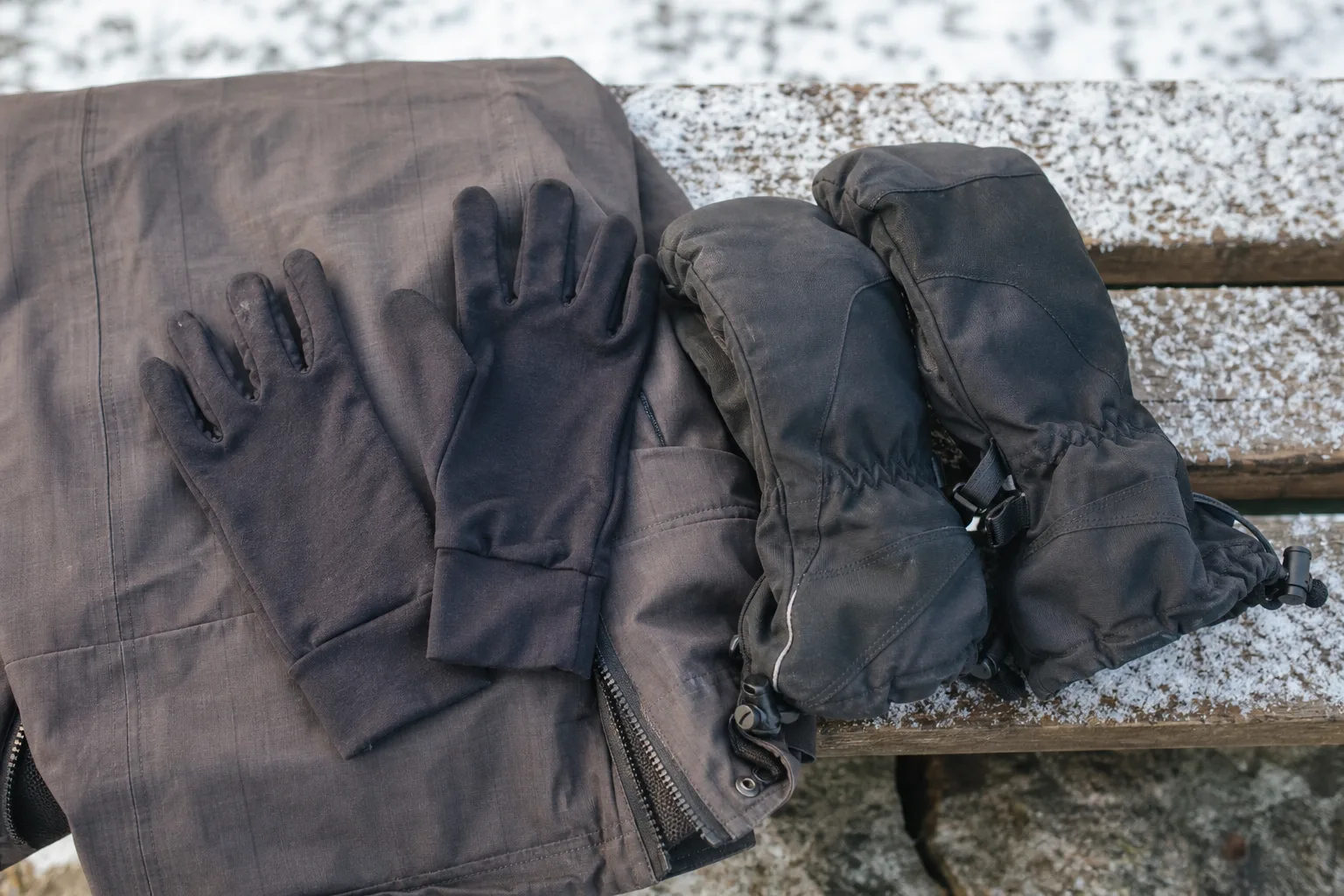 Innerhandskar bredvid skalvantar